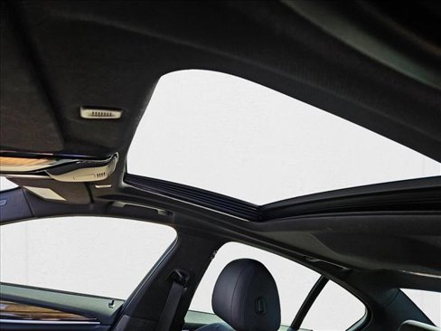 Used 2019 BMW 530e w/ Convenience Package image 16