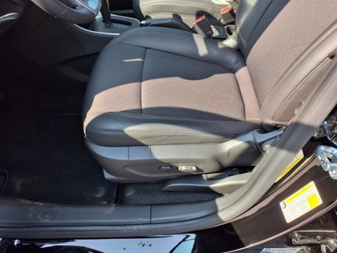 Used 2022 Chevrolet Trax LT w/ LT Convenience Package image 9