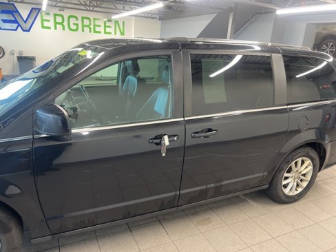 Used 2019 Dodge Grand Caravan SXT image 4