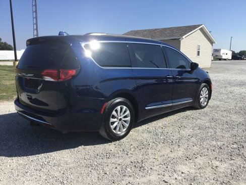 Used 2017 Chrysler Pacifica Touring-L image 3