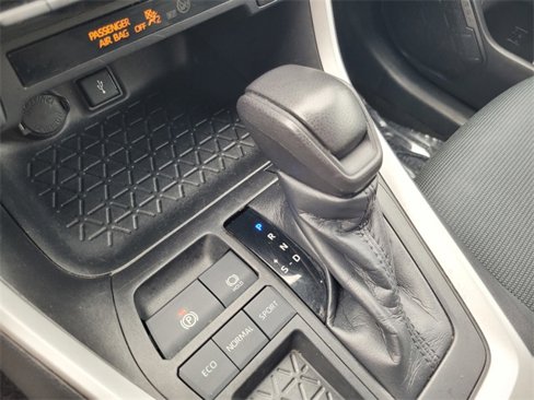 Used 2021 Toyota RAV4 LE image 20