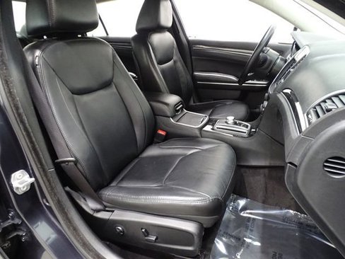 Used 2017 Chrysler 300 Limited image 9