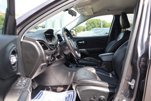 Used 2019 Jeep Cherokee Latitude Plus w/ Cold Weather Group image 10