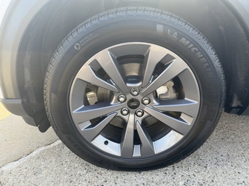 Used 2021 Ford Explorer XLT w/ Equipment Group 202A image 9