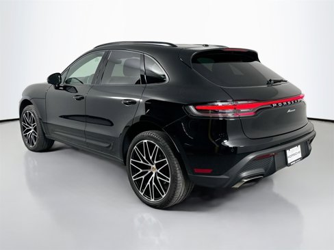 Certified 2024 Porsche Macan image 3