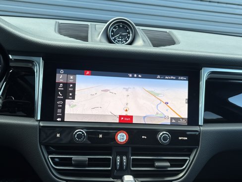 Certified 2025 Porsche Macan image 15