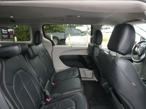Used 2018 Chrysler Pacifica Touring-L image 26
