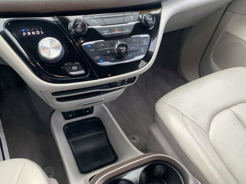 Used 2017 Chrysler Pacifica Touring-L image 16