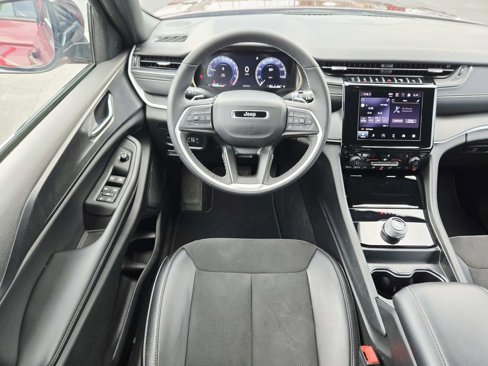 Used 2024 Jeep Grand Cherokee Altitude image 12