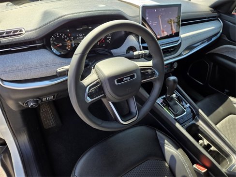 Used 2024 Jeep Compass Latitude image 11