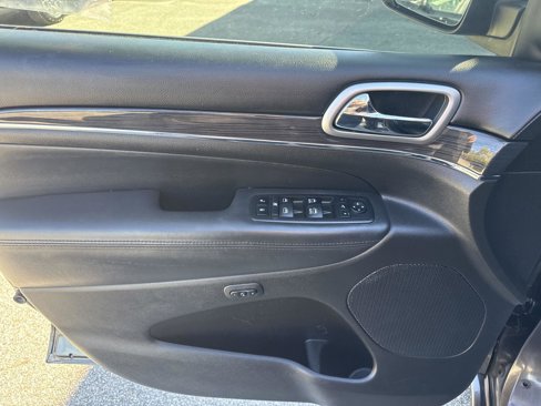 Used 2018 Jeep Grand Cherokee Overland image 12
