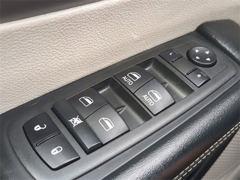 Used 2022 Chrysler Voyager LX image 22
