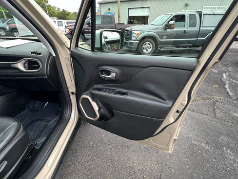 Used 2015 Jeep Renegade Limited image 27