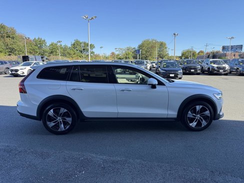 Used 2021 Volvo V60 T5 Cross Country image 6