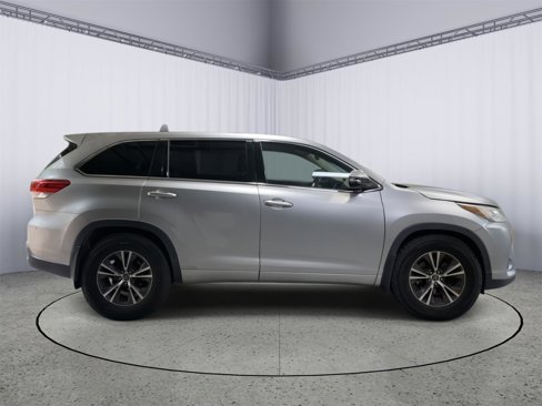 Used 2017 Toyota Highlander LE image 10