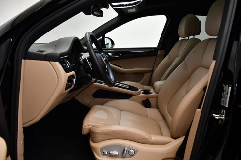 Used 2023 Porsche Macan Turbo image 5