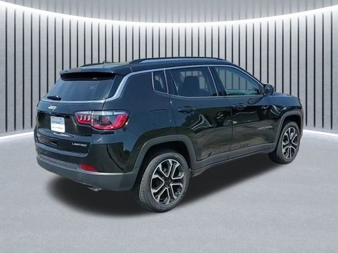 Used 2022 Jeep Compass Limited image 4