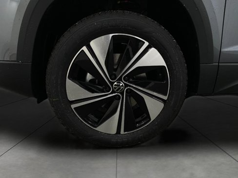 New 2025 Volkswagen Taos SE image 3