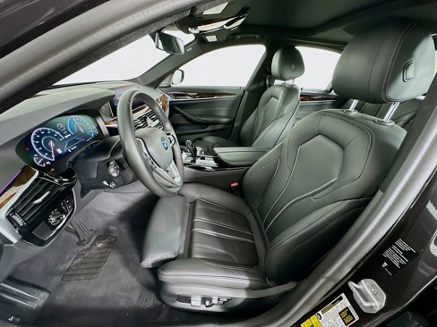 Used 2019 BMW 530e xDrive w/ Executive Package image 21