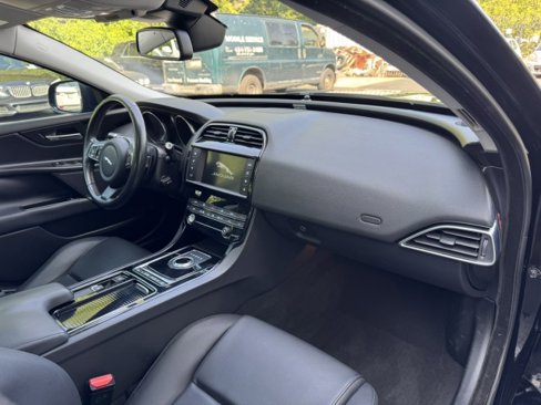Used 2018 Jaguar XE image 27