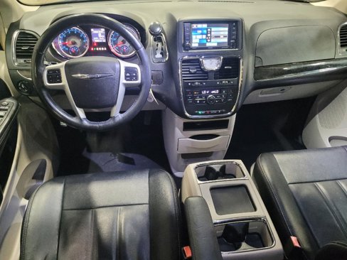 Used 2016 Chrysler Town & Country Touring w/ Driver Convenience Group image 22