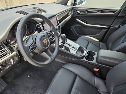 Certified 2025 Porsche Macan Turbo image 4