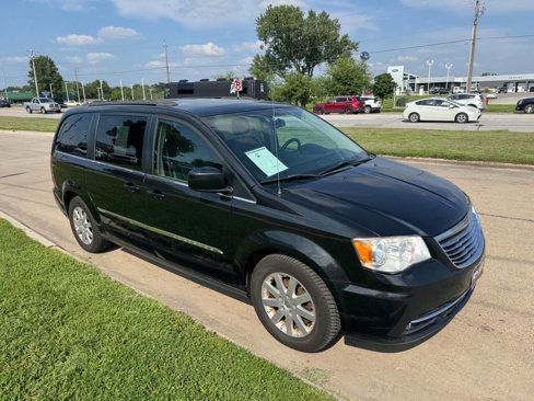 Used 2014 Chrysler Town & Country Touring image 7