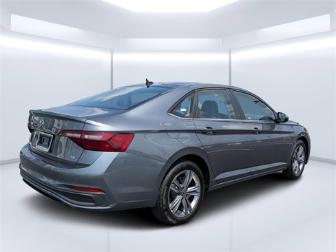 Used 2024 Volkswagen Jetta SE image 3