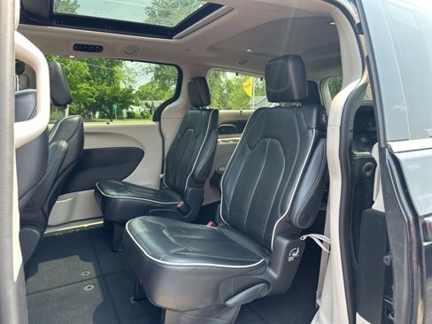 Used 2023 Chrysler Pacifica Limited image 25