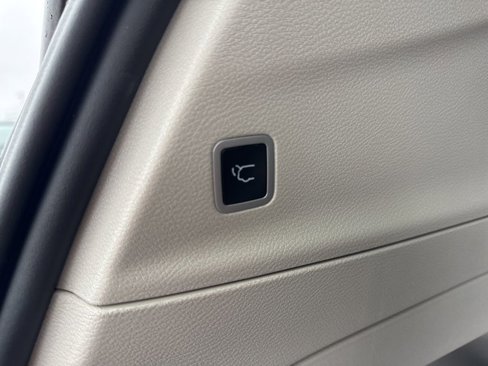 Used 2023 Chrysler Pacifica Touring-L image 26