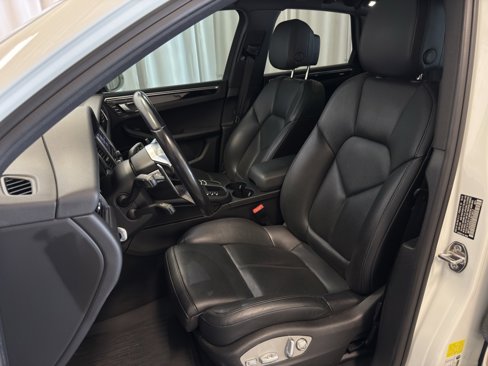 Certified 2018 Porsche Macan Sport Edition image 5