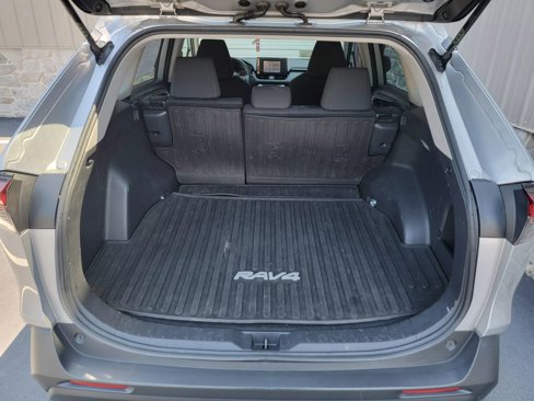 Used 2019 Toyota RAV4 LE image 12