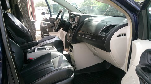 Used 2015 Chrysler Town & Country Touring image 32