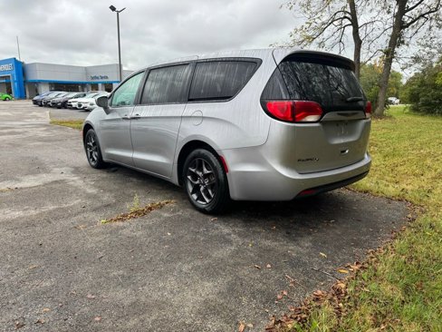 Used 2018 Chrysler Pacifica Touring Plus w/ S Appearance Package image 3