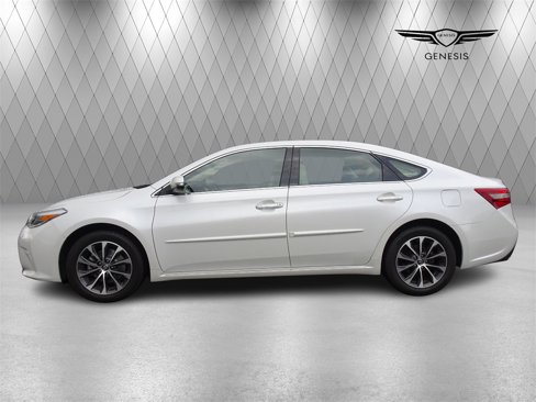 Used 2018 Toyota Avalon XLE Premium image 2