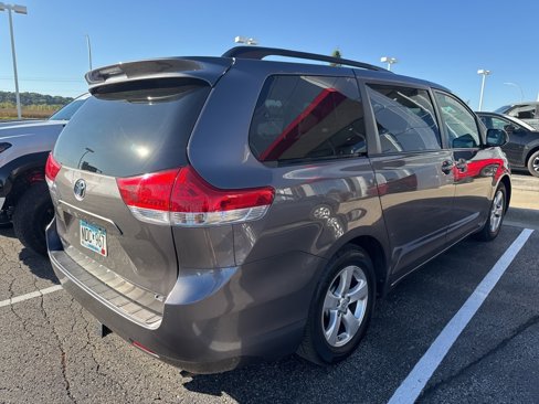 Used 2014 Toyota Sienna LE image 3