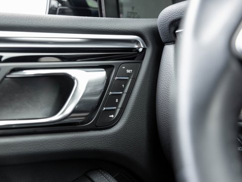Certified 2024 Porsche Macan image 18