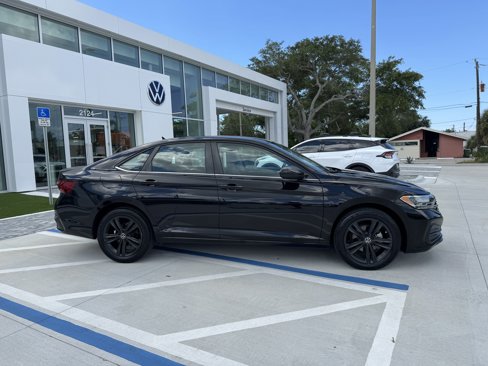Used 2022 Volkswagen Jetta SE w/ Panoramic Sunroof Package image 2