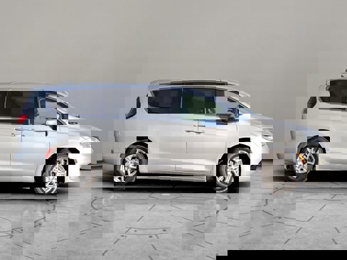 Used 2022 Chrysler Voyager LX image 3