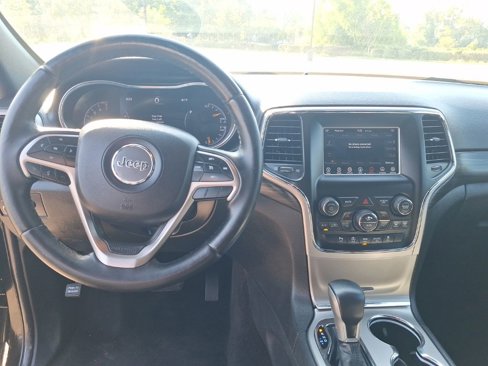Used 2019 Jeep Grand Cherokee Laredo image 2