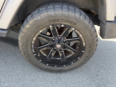 Used 2018 Jeep Wrangler Unlimited Sahara w/ Connectivity Group image 14