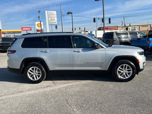 Used 2023 Jeep Grand Cherokee L Laredo image 4