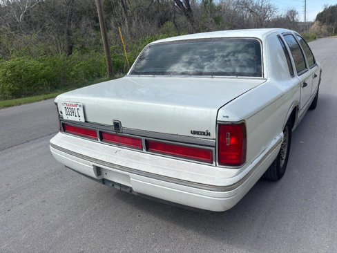 Used 1997 Lincoln Town Car Signature image 3