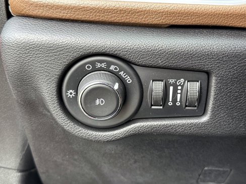 Used 2019 Chrysler Pacifica Limited w/ Tire & Wheel Group image 33