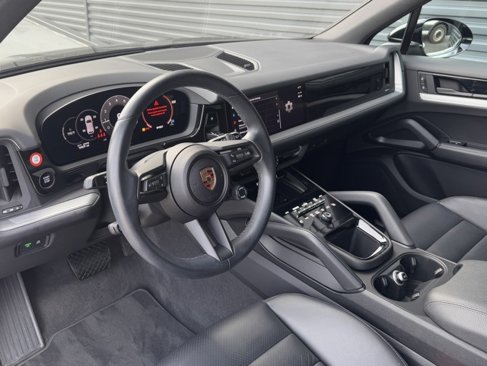 Used 2024 Porsche Cayenne image 4