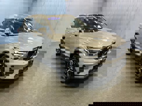 Certified 2025 Volvo XC40 B5 Core image 1