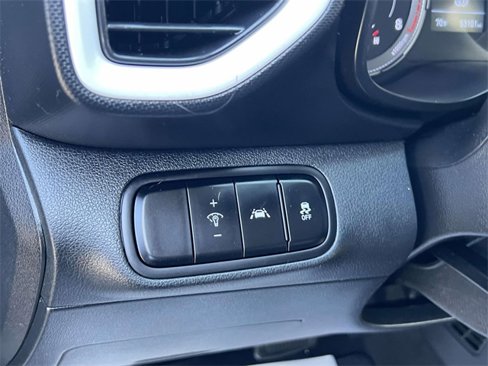 Used 2022 Hyundai Venue Limited image 17