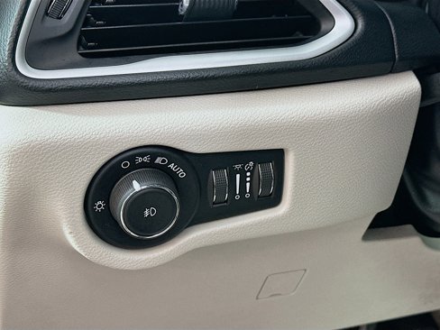Used 2019 Chrysler Pacifica Touring-L image 10