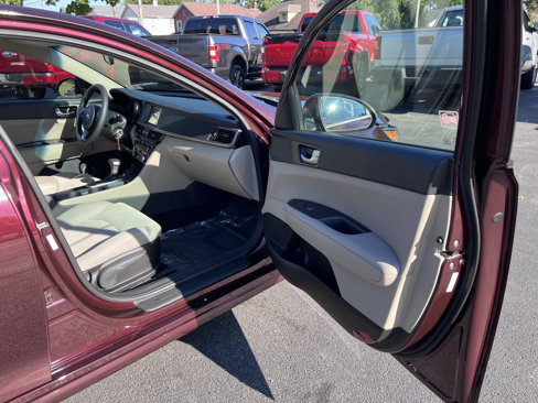 Used 2018 Kia Optima LX w/ 17" Alloy Wheels Package image 27