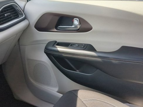 Used 2022 Chrysler Voyager LX image 15